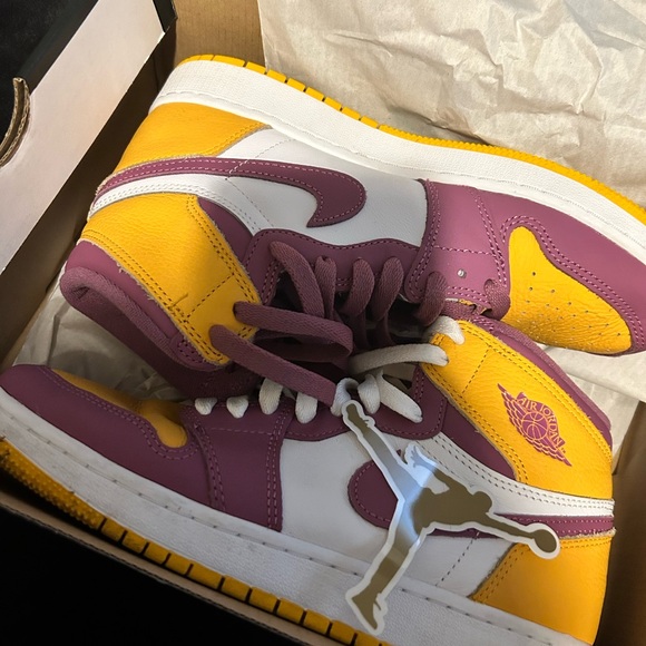 These are the university gold/white/light Bordeaux Jordan 1’s. - Picture 2 of 7